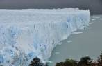 As paredes de 60 metros de altura do glaciar Perito Moreno, no parque Nacional Los Glaciares, região de El Calafate, no sul da Argentina